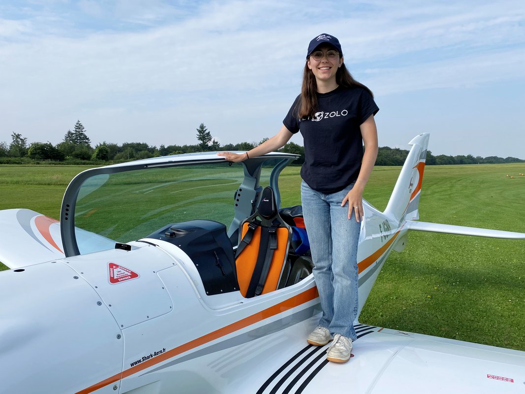 دختر ۱۹ ساله‌ای که به تنهایی دور دنیا پرواز می‌کند