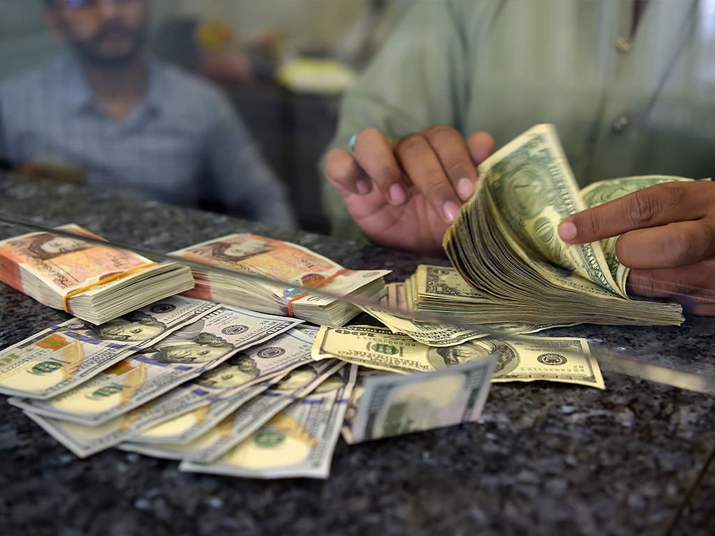 ۳ بهمن؛ دلار در صرافی‌های بانکی ۲۵ هزار و ۸۰۰ تومان شد