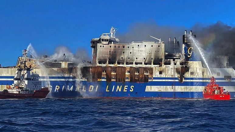 کشتی مسافربری ایتالیایی در آتش سوخت؛ ۱۲ مسافر مفقود شدند