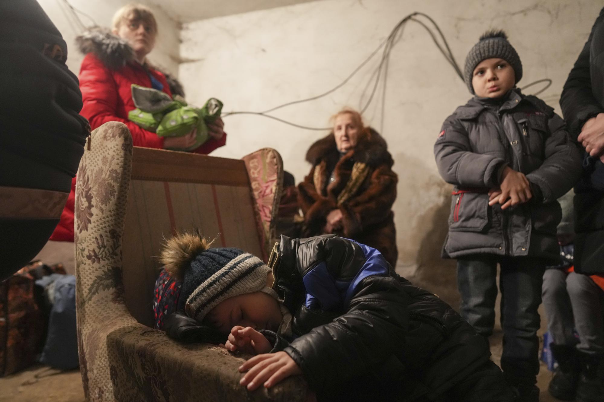 مردم وحشت زده اوکراین در پناهگاه‌ها