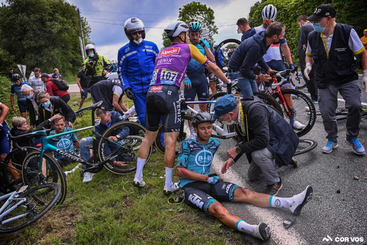 عامل به زمین خوردن دوچرخه سواران مسابقه تور دو فرانس بازداشت شد