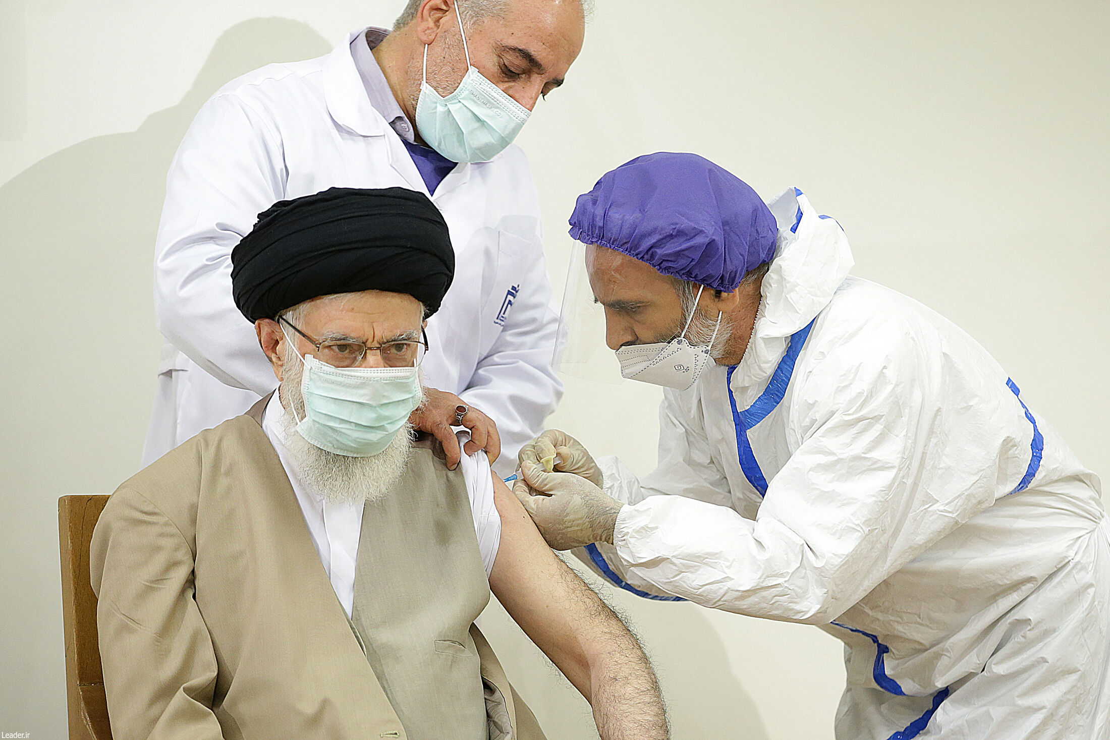 مقام معظم رهبری دز اول واکسن کوو ایران برکت را دریافت کرد