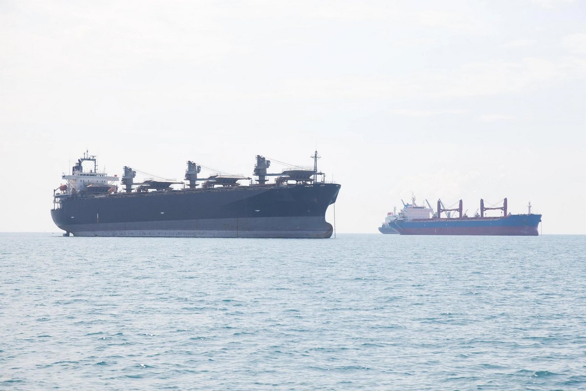 گروگان گرفته شدن خدمه یک نفتکش در دریای عمان