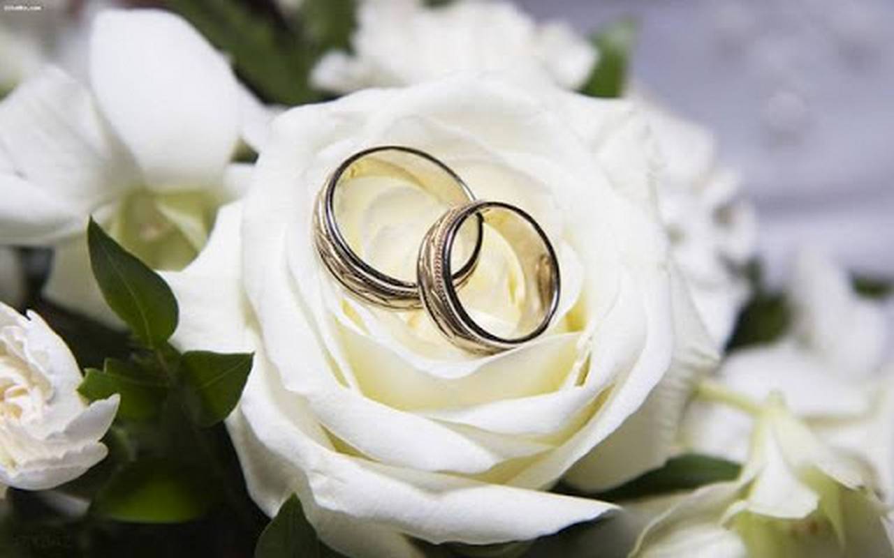 حلقه ازدواج بر روی گل