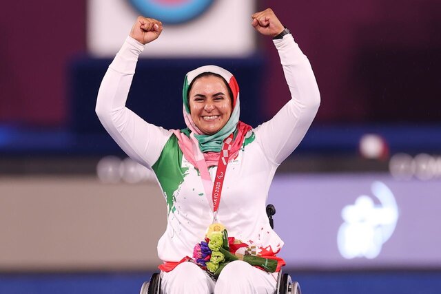 زهرا نعمتی در تیراندازی با کمان پارالمپیک ٢٠٢٠ مدال طلا گرفت