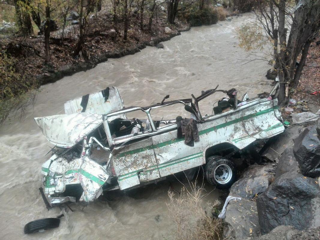 ۱۶ کشته در اثر سقوط مینی بوس به دره پلنگان کردستان