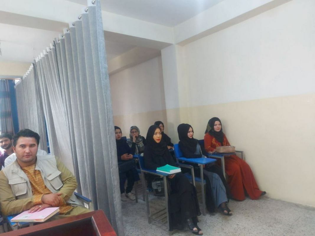جدا کردن دختر‌ها و پسر‌ها در کلاس درس دانشگا‌های افغانستان (عکس)