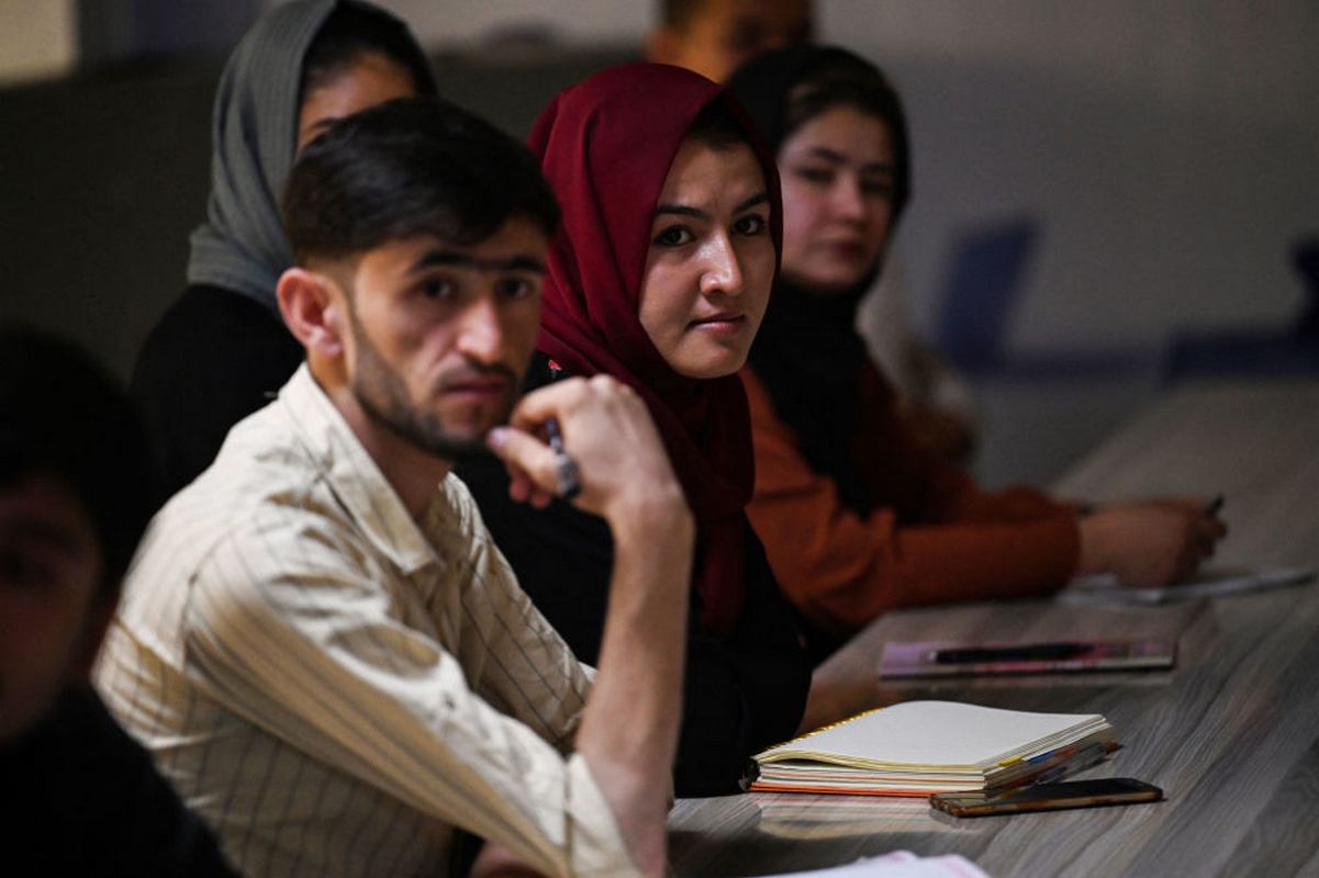 جدا کردن دختر‌ها و پسر‌ها در کلاس درس دانشگا‌های افغانستان (عکس)