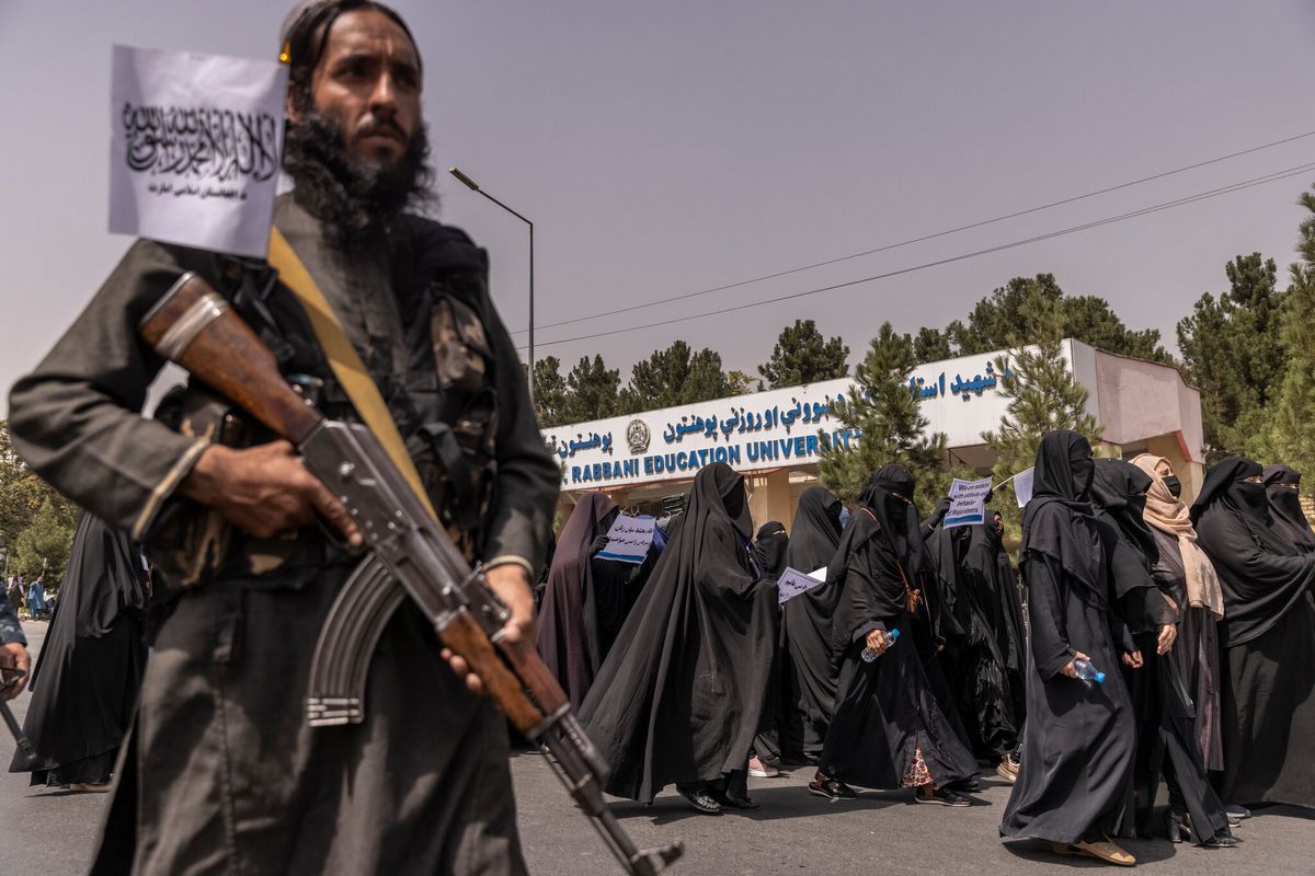 زنان طرفدار طالبان دست به تظاهرات زدند