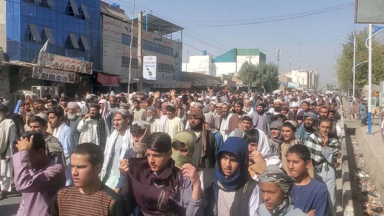 تظاهرات هزاران نفر در قندهار افغانستان بر علیه طالبان