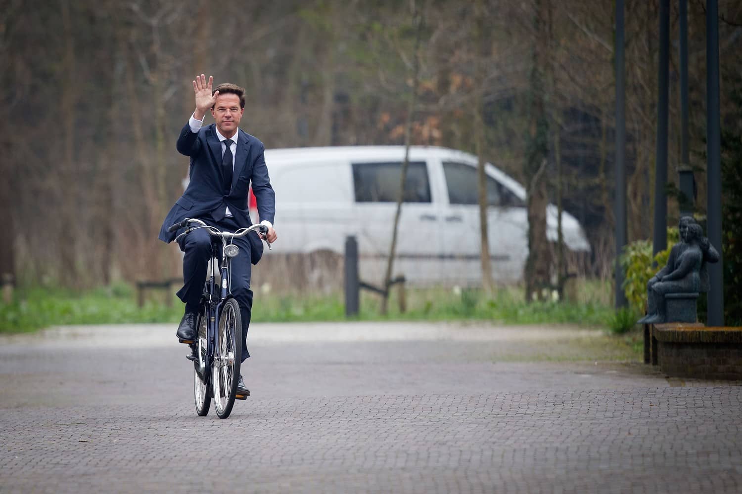 نخست وزیر دوچرخه‌سوار هلند، هدف آدم‌ربایی و حمله قاچاقچیان مواد مخدر
