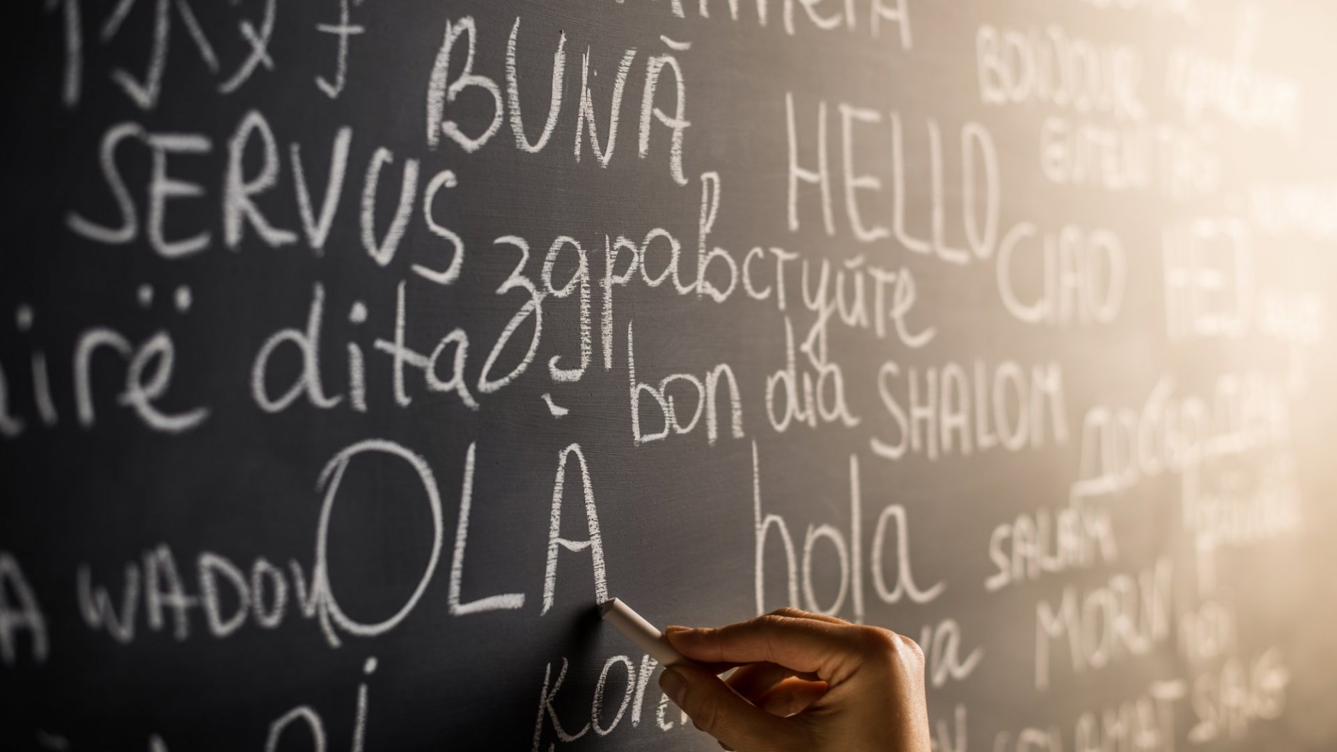 چرا در حرف زدن به یک زبان خارجی لهجه پیدا می‌کنیم؟