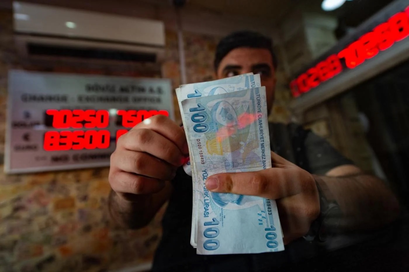 سقوط ارزش لیره ترکیه ادامه دارد؛ هر دلار آمریکا معادل ۱۴ لیر شد