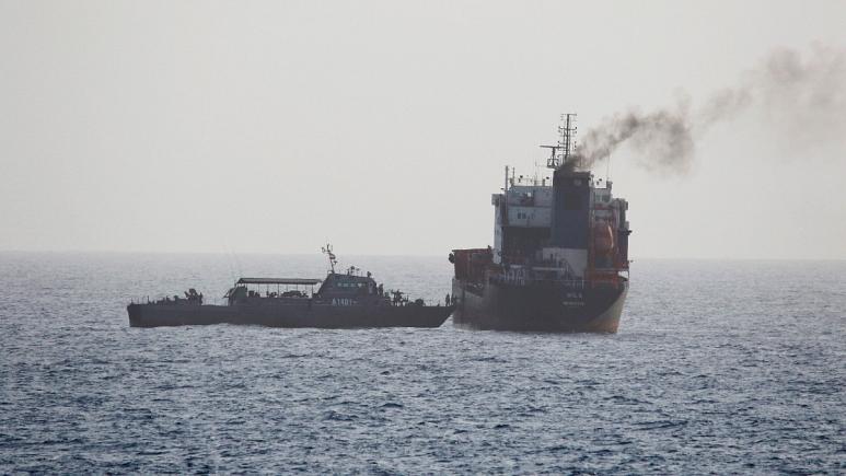 نیروی دریایی آمریکا دو ماهیگیر ایرانی را در دریای عمان نجات داد