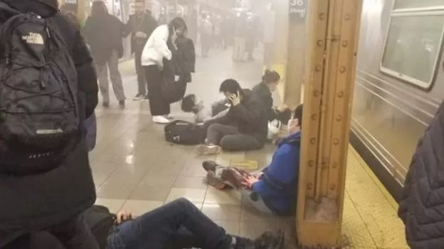 تیراندازی در مترو نیویورک؛ پلیس در تعقیب مردی با ماسک گاز و جلیقه ایمنی