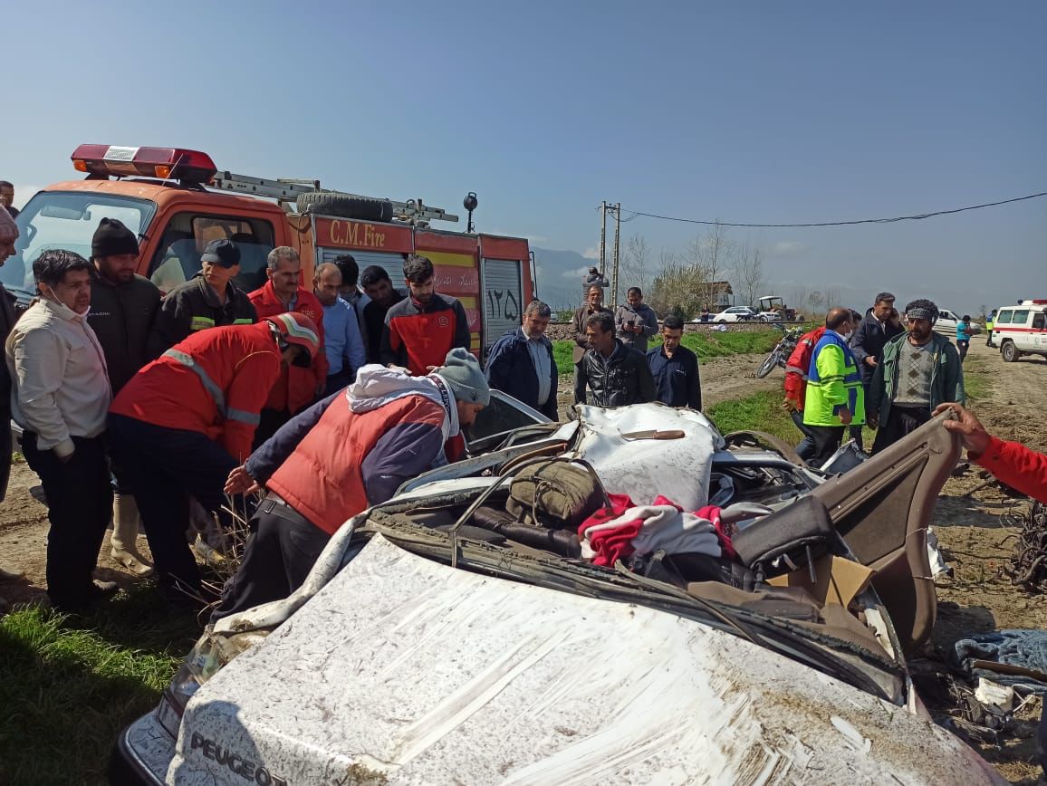تصادف پژو پارس با قطار در بندرگز جان دو مسافر را گرفت