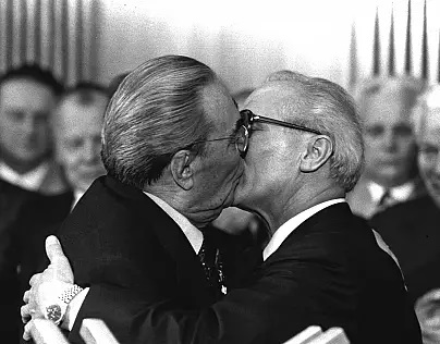 ماجرای «بوسه» معروف رهبران اتحاد جماهیر شوروی سابق و آلمان شرقی چه بود؟ + عکس