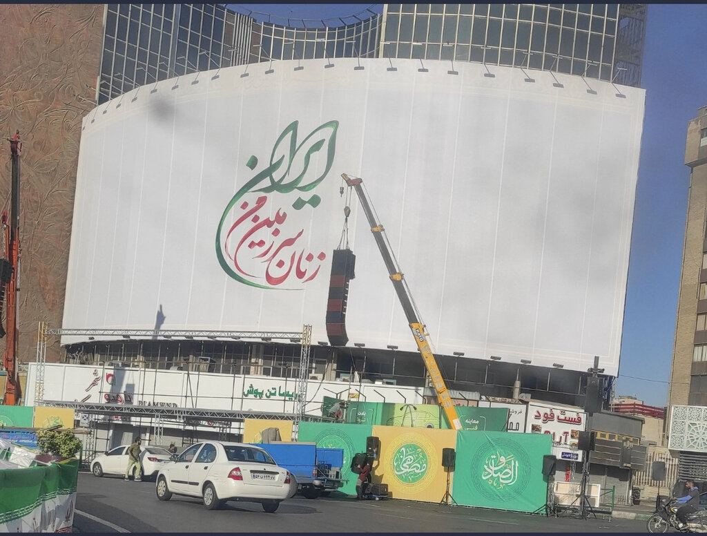 دیوارنگاره جدید میدان ولیعصر (عج) بعد از حذف تصویر زنان (عکس)