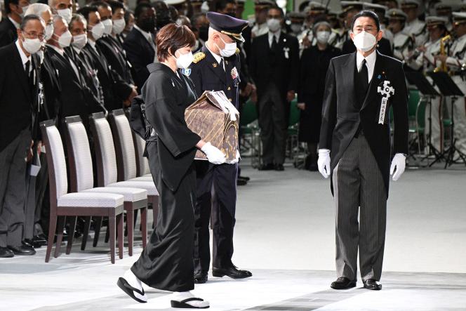 خشم ژاپنی‌ها از برگزاری مراسم پرهزینۀ خاکسپاری ملی «شینزو آبه»