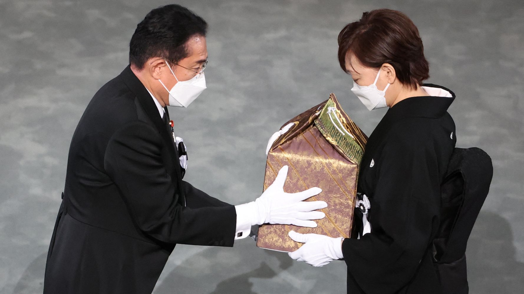 خشم ژاپنی‌ها از برگزاری مراسم پرهزینۀ خاکسپاری ملی «شینزو آبه»