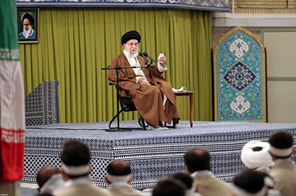 رهبر انقلاب: هیچ ایرانی باغیرتی حاضر نیست دائم به آمریکا باج بدهد