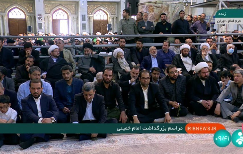 عکس؛ حضور محمود احمدی‌نژاد در مراسم سخنرانی رهبر انقلاب در حرم امام