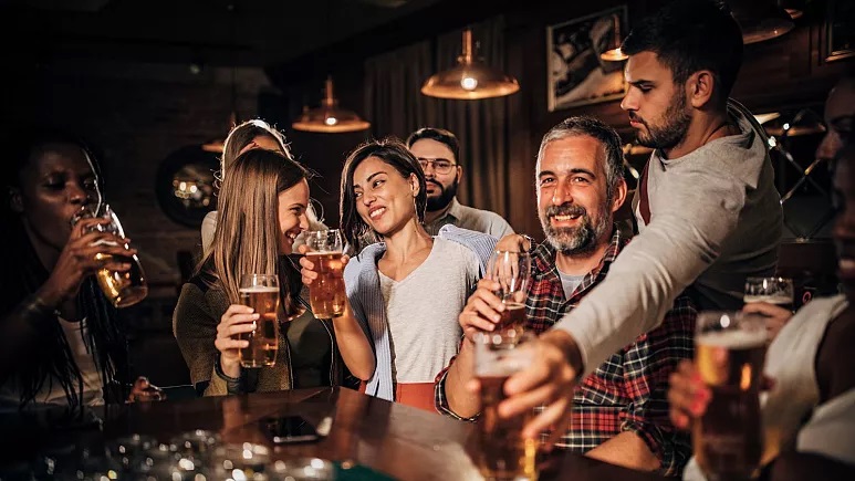 آیا نوشیدن الکل باعث می‌شود دیگران در نگاه ما «جذابتر» به نظر برسند؟